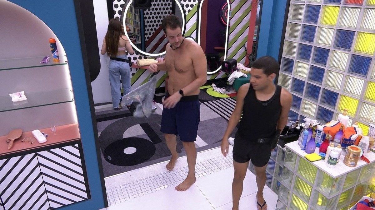 Vinicius do BBB 22 sugere a brother Não quer tirar a camisa não