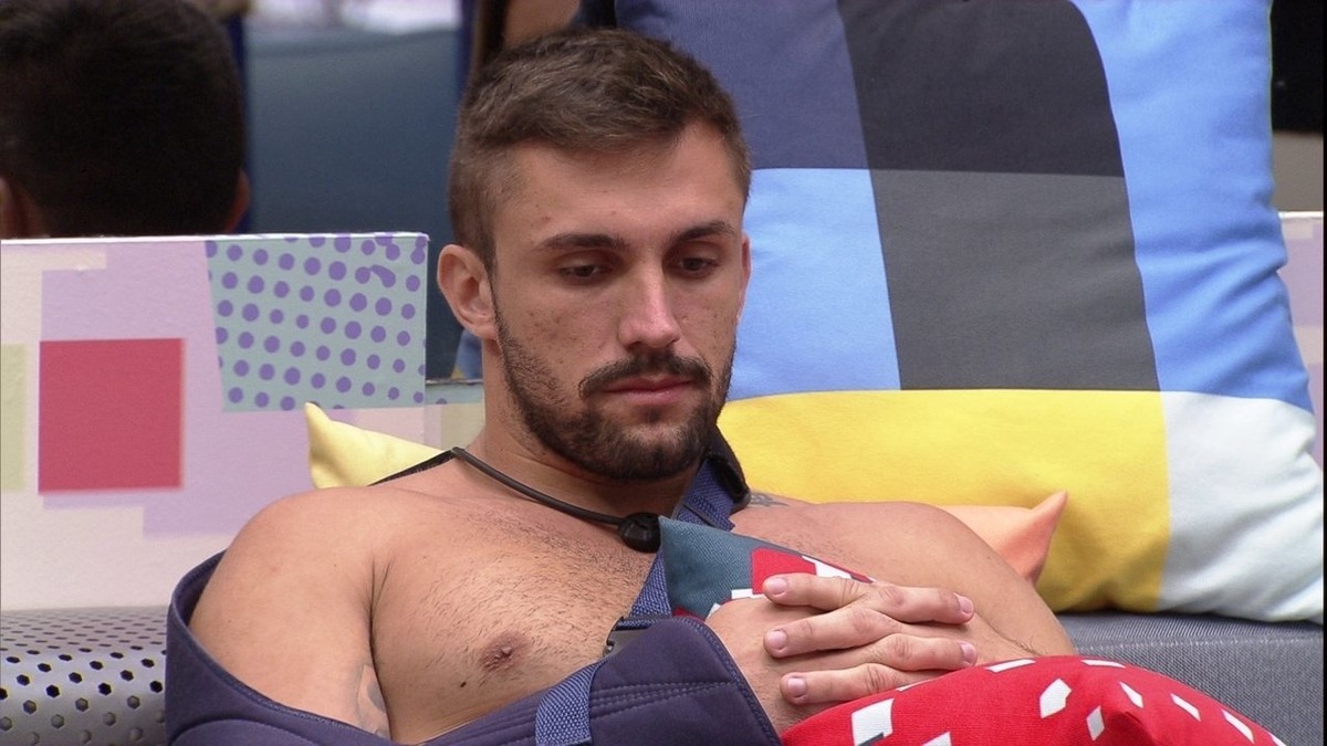 No Bbb Arthur Comenta Carla Diaz Se Eu Sair Amanh Voc Entra