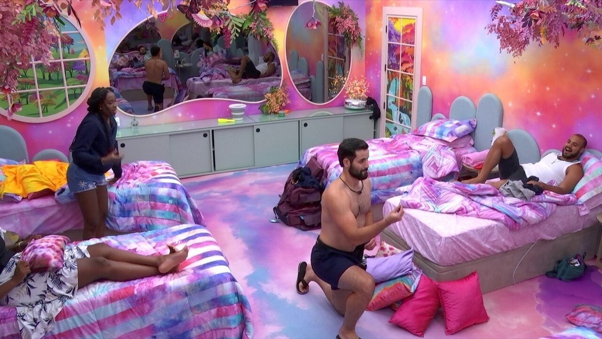 Matteus Ajoelha Para Deniziane No Bbb E Brinca Nem Um Beijo Ela