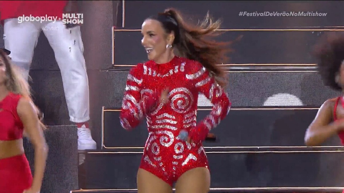 Ivete Sangalo Usa Look L Timbalada No Festival De Ver O De Salvador