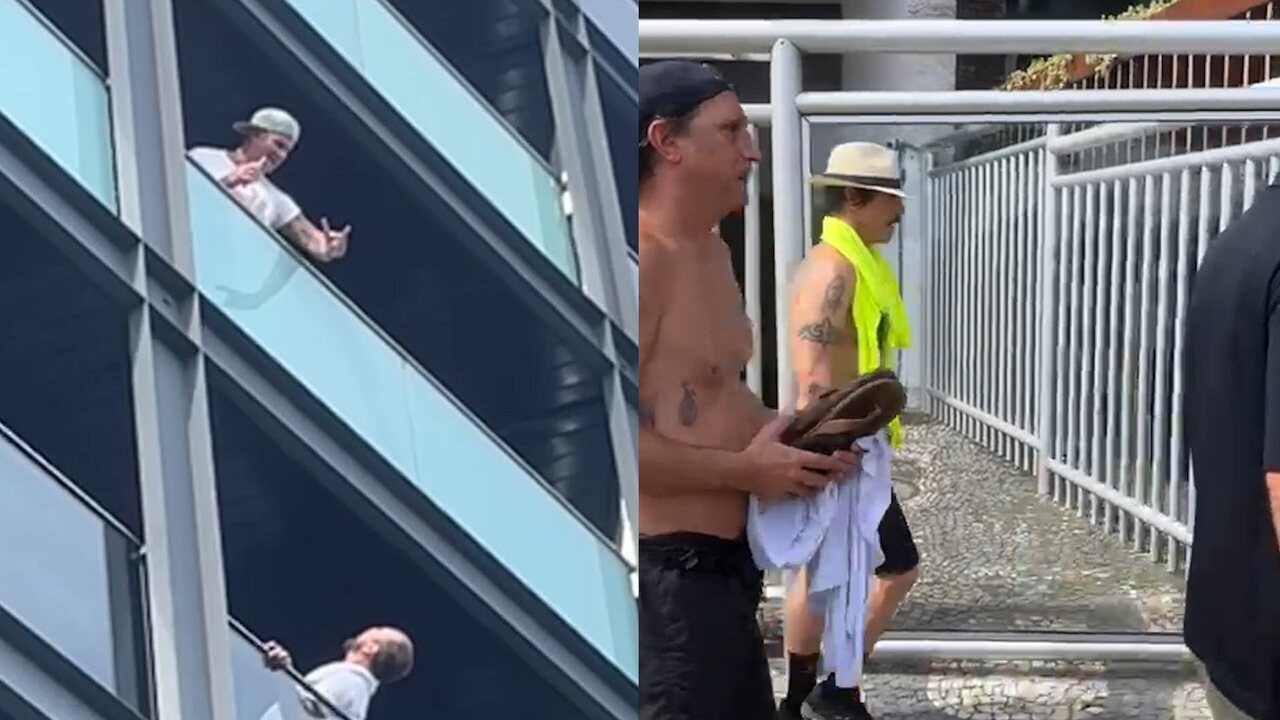 Anthony Kiedis vocalista do Red Hot Chili Peppers é flagrado saindo da praia em Ipanema e