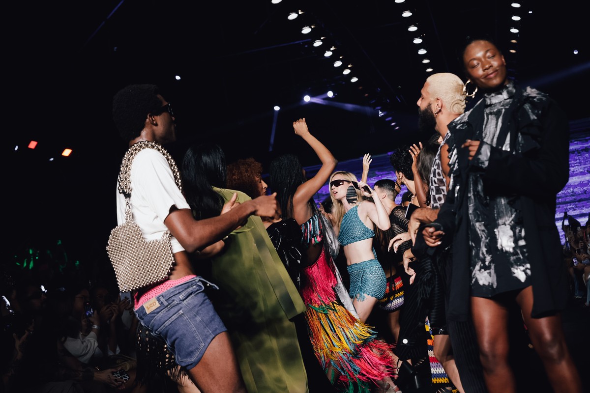 Desfile Da Led No Spfw Tem Famosos Diversidade De Corpos Beijo Gay E Festa Na Passarela Moda