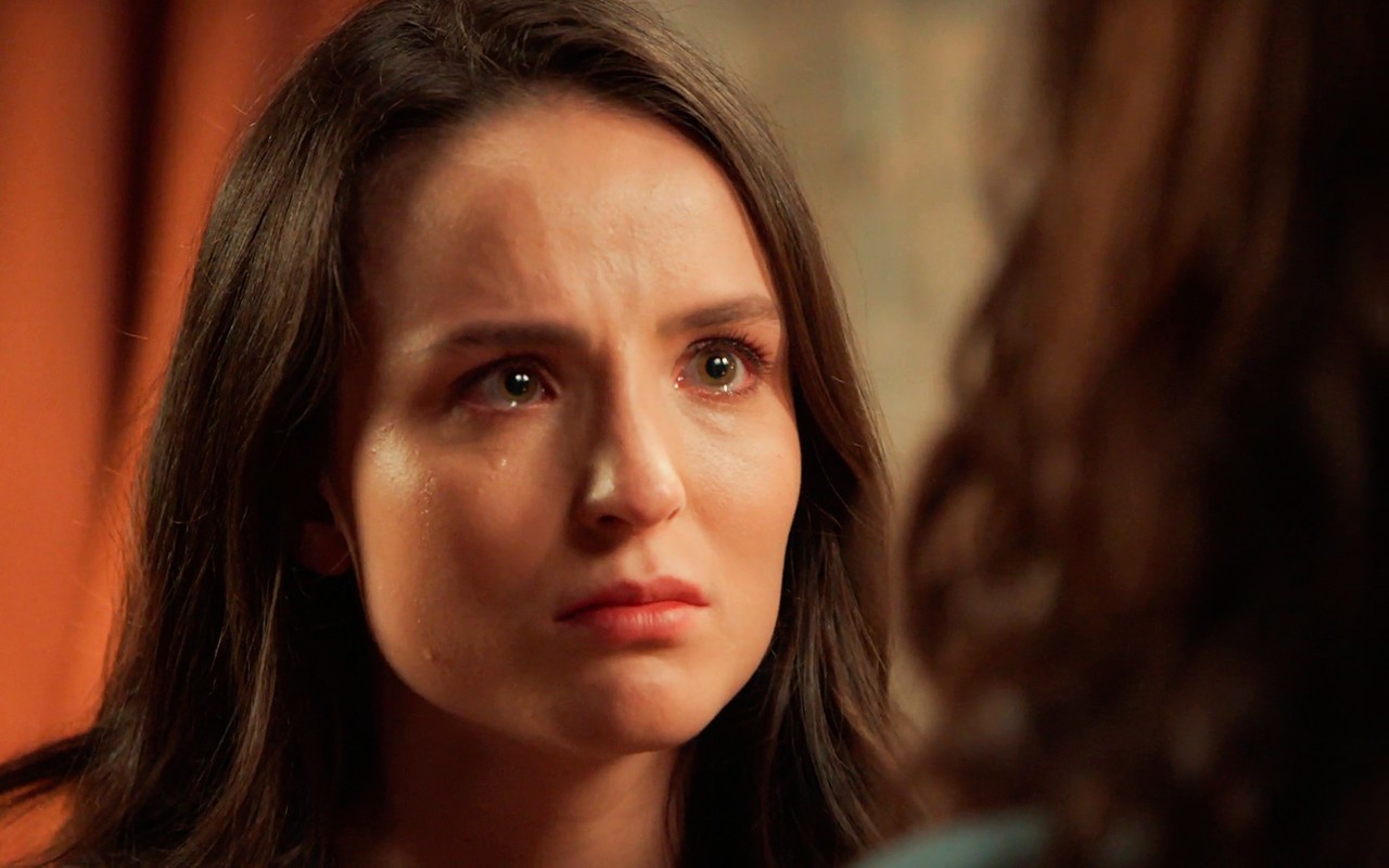 Em Êta Mundo Melhor!, Estela revela quem é o pai de Anabela: ‘Ela não pode saber!’