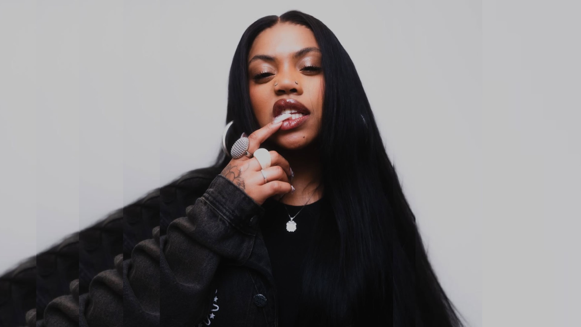 Duquesa fala de sua obra e rebate críticos: 'Não posso deixar de falar o que acredito'