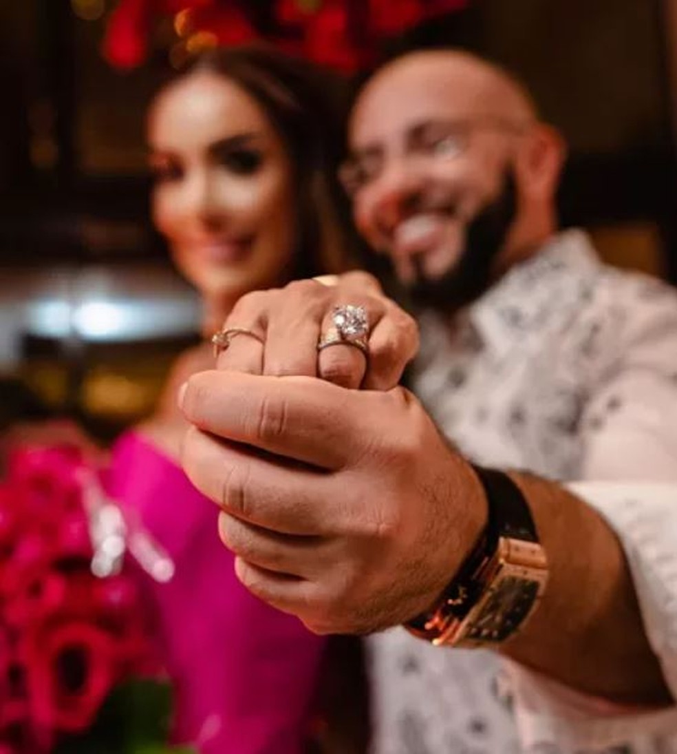 No noivado, Tatiane Barbieri ganhou anel avaliado em R$ 3 milhões — Foto: Reprodução Instagram