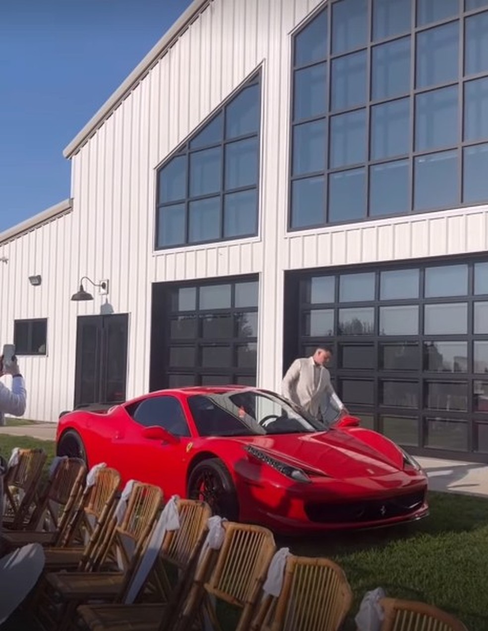 Os noivos chegaram ao casamento em uma Ferrari — Foto: Reprodução do Instagram