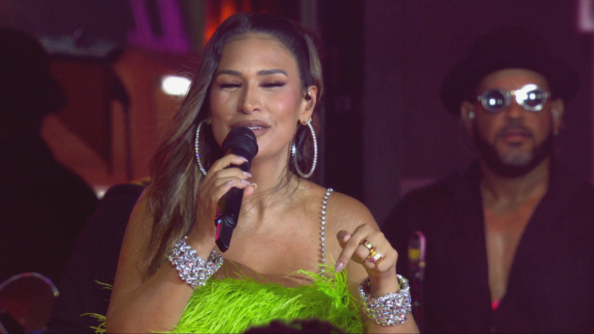 Simone Mendes convida brothers para viagem e avisa: 'Tenho um jatinho'