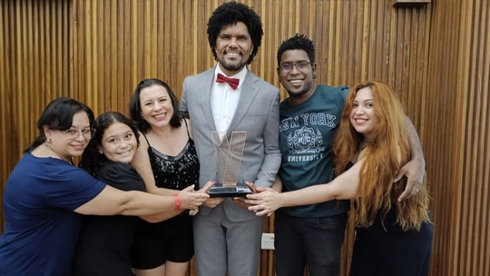 Campeão da última temporada do The Voice Brasil, Ivan Barreto comemora vitória com família e fãs; veja fotos