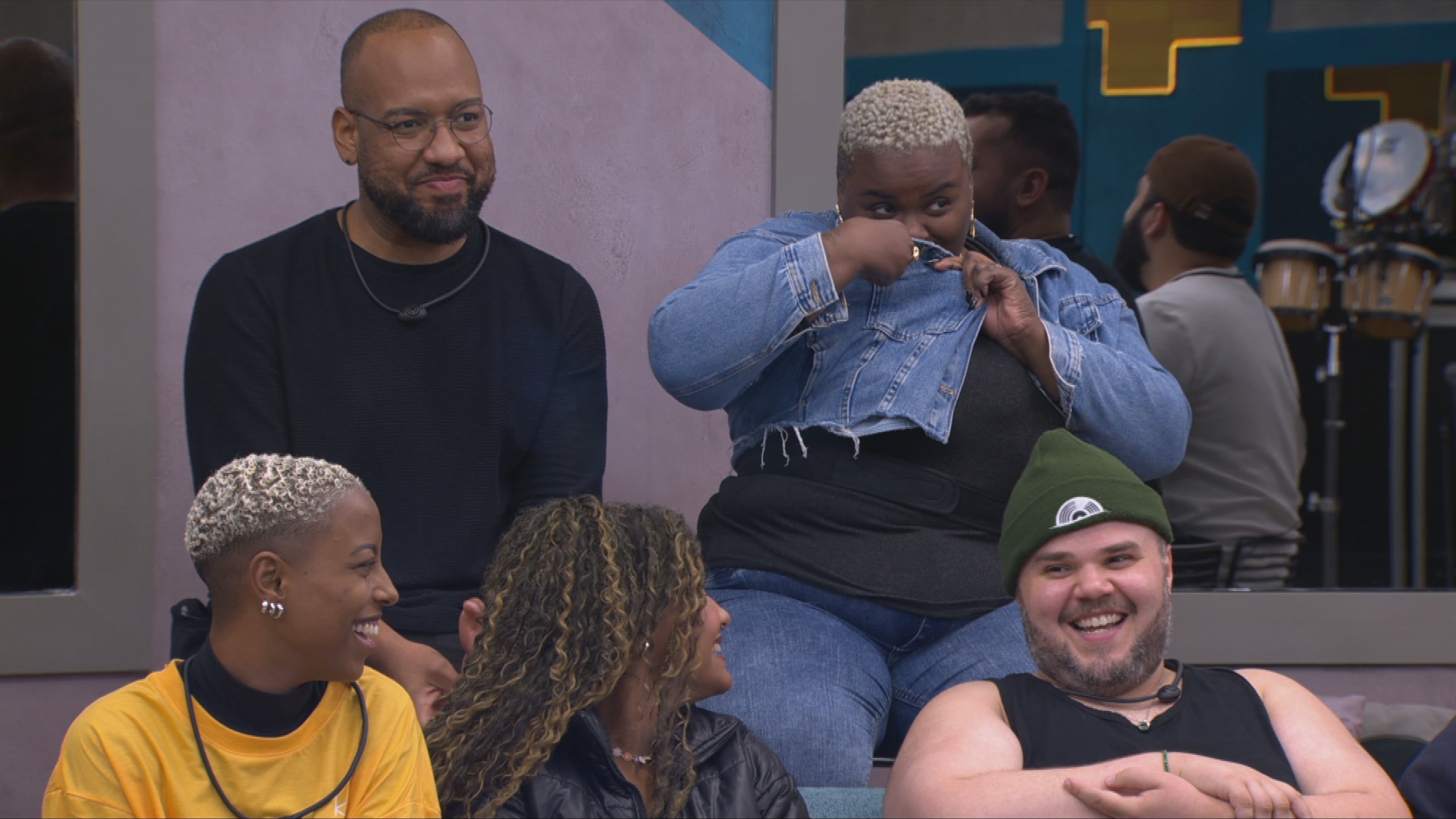 Ana Clara relembra comentário sobre MC Livinho, e Thainá Gonçalves revela: 'Ficou o cheiro dele em mim'