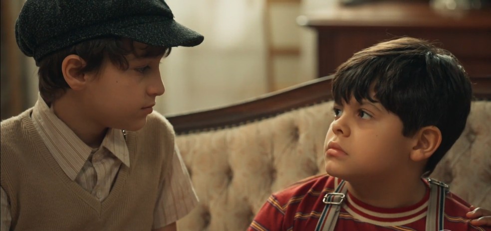 Samir convence Simbá a falar a verdade sobre Policarpo em Êta Mundo Melhor! — Foto: Globo