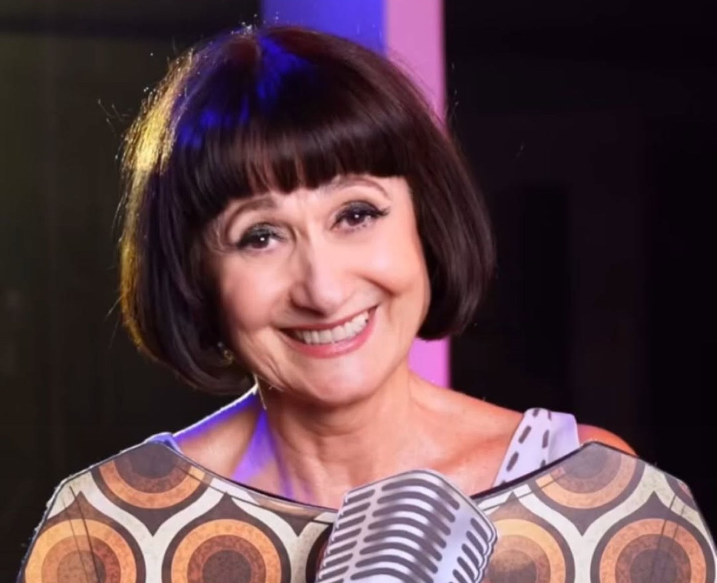 Zezé Polessa reflete sobre etarismo ao viver Nara Leão no teatro: 'Estamos envelhecendo e continuamos lindos'