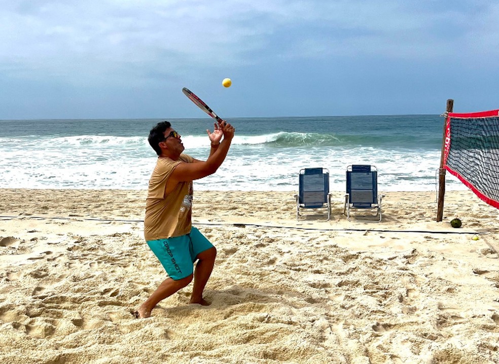 Andre Marques gosta de jogar beach tennis — Foto: Reprodução/Instagram