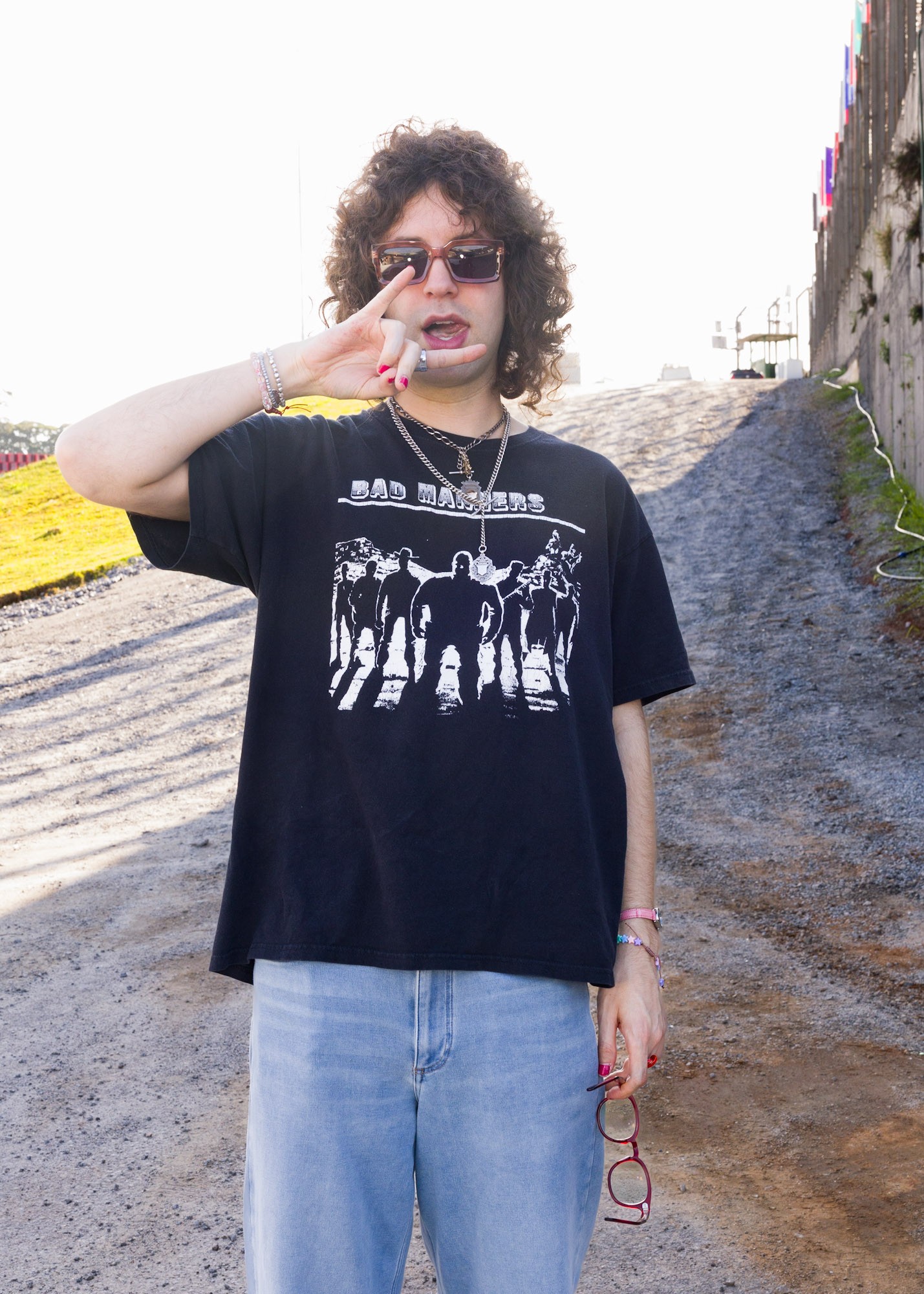 Filho de Luciana Gimenez e Mick Jagger, Lucas Jagger exibe unhas pintadas no Lollapalooza