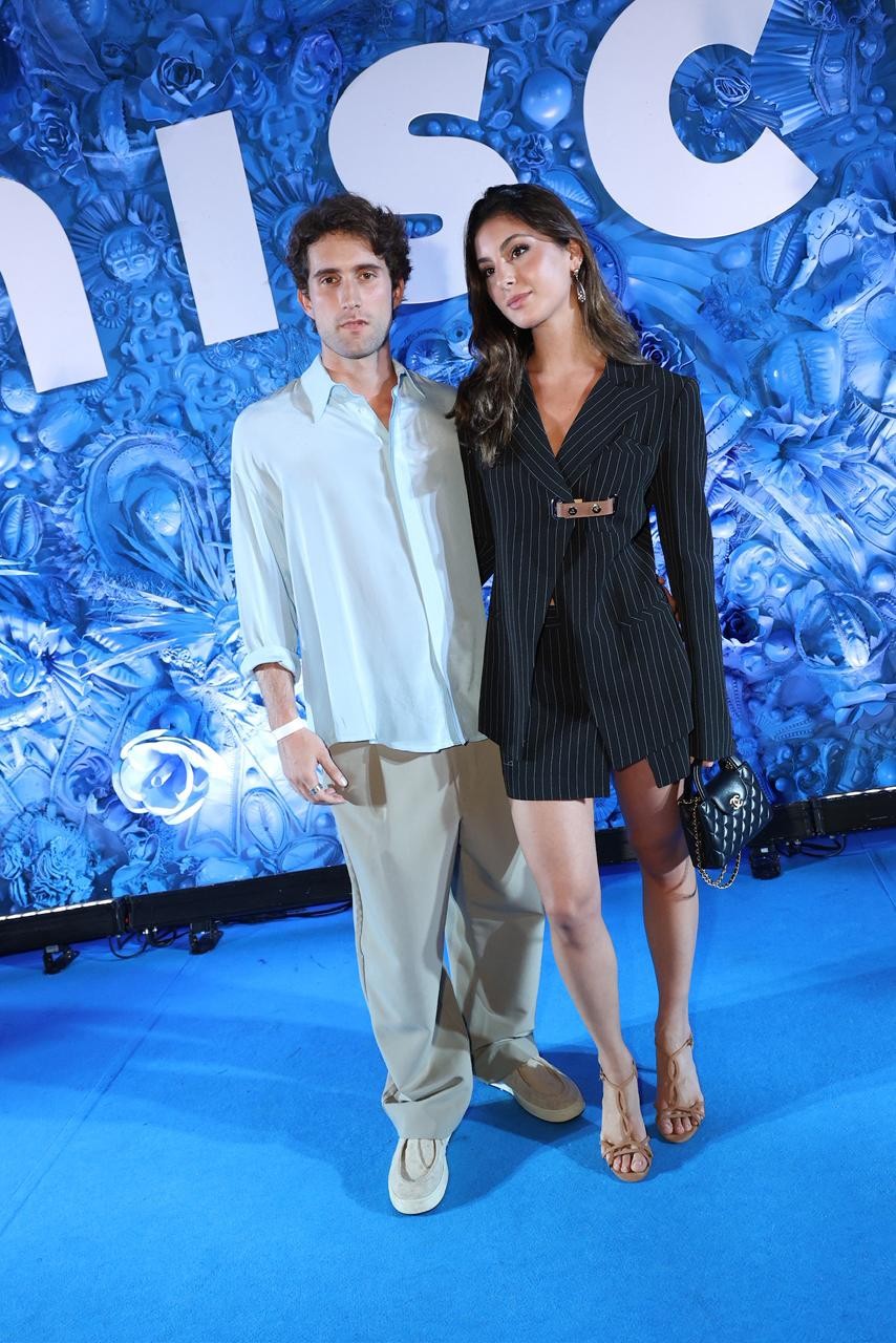 Assumidos, Felipe Ricca e Luiza Gabus Mendes curtem desfile em clima de romance