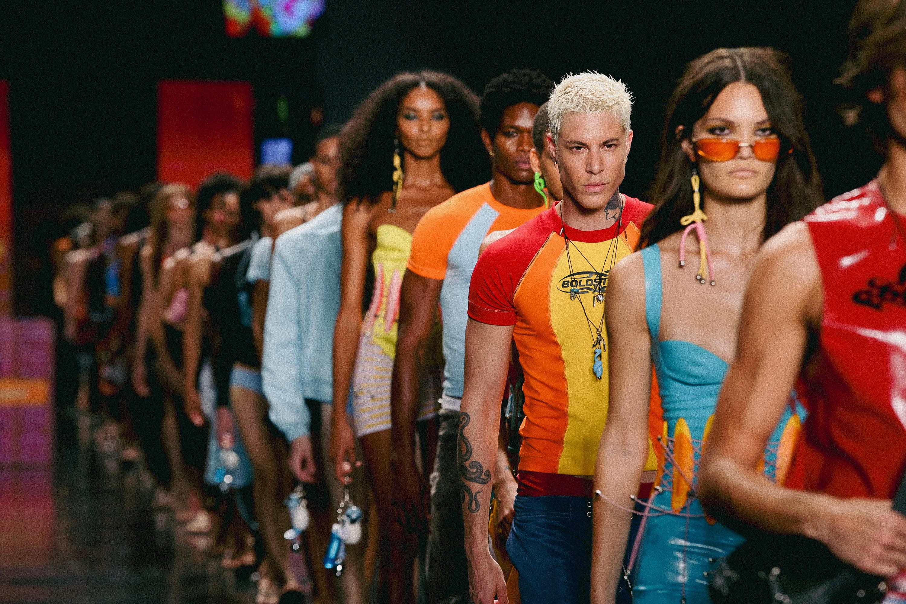 SPFW N60: inspirado em férias de verão, Bold Strap mescla looks com efeito molhado e vida noturna
