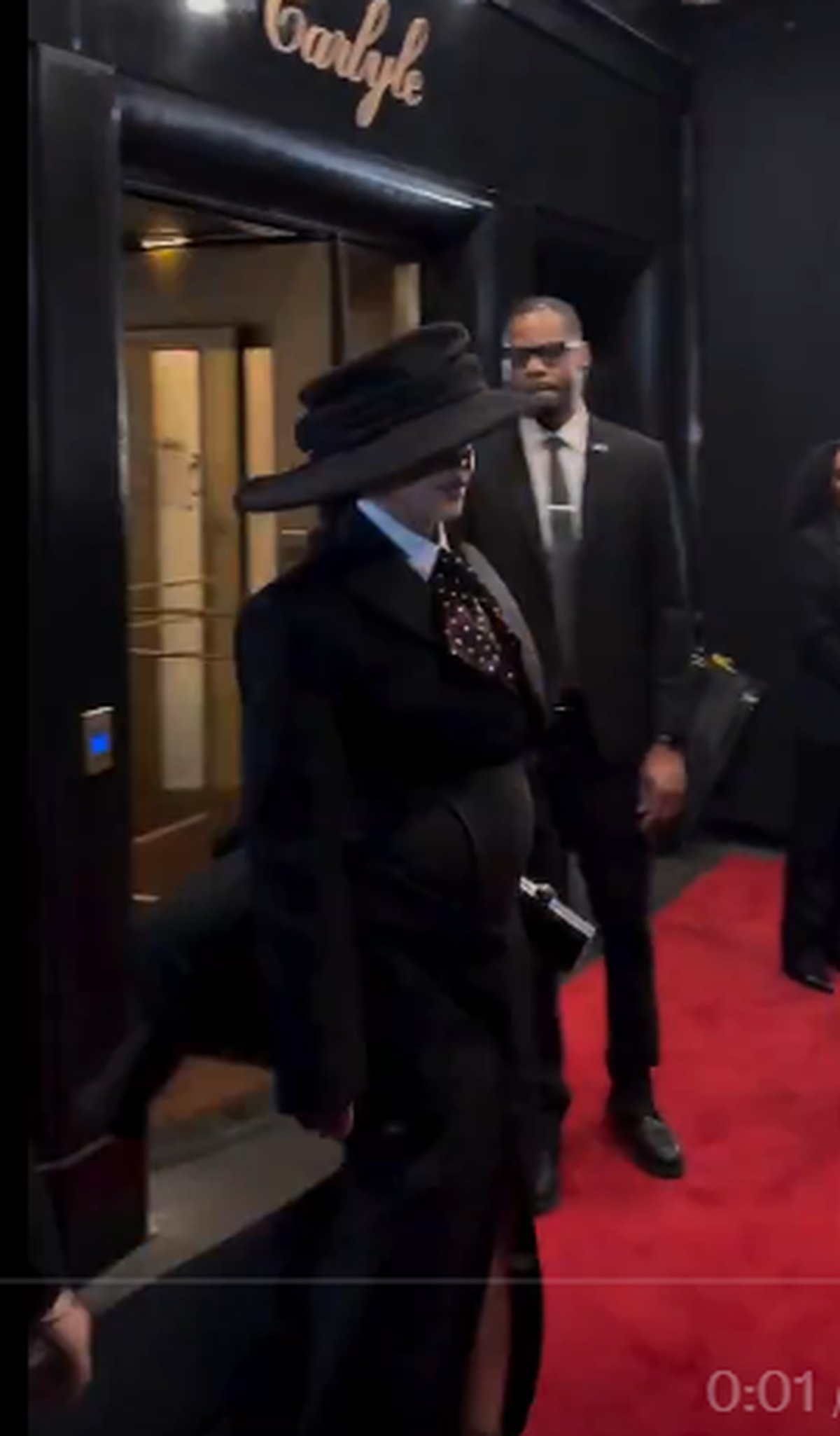 Rihanna exibe barriguinha da terceira gravidez no Met Gala