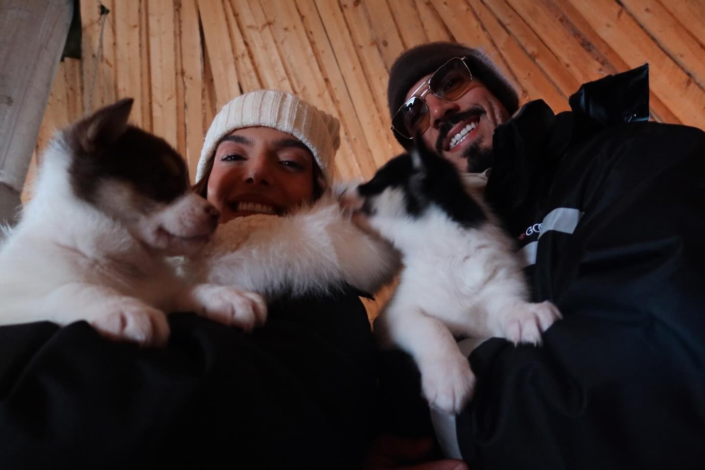 Giovanna Lancellotti e Gabriel David andam de trenó puxado por cães na Finlândia