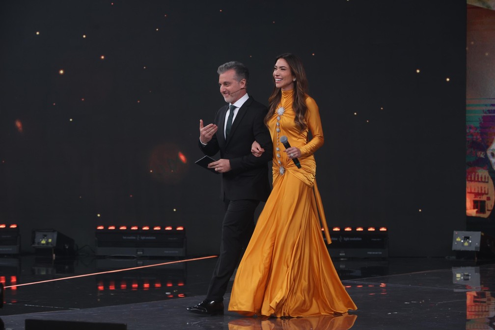 Luciano Huck e Patricia Abravanel, apresentadora e filha de Silvio Santos, na homenagem ao apresentador, no Melhores do Ano — Foto: Globo/Beatriz Damy