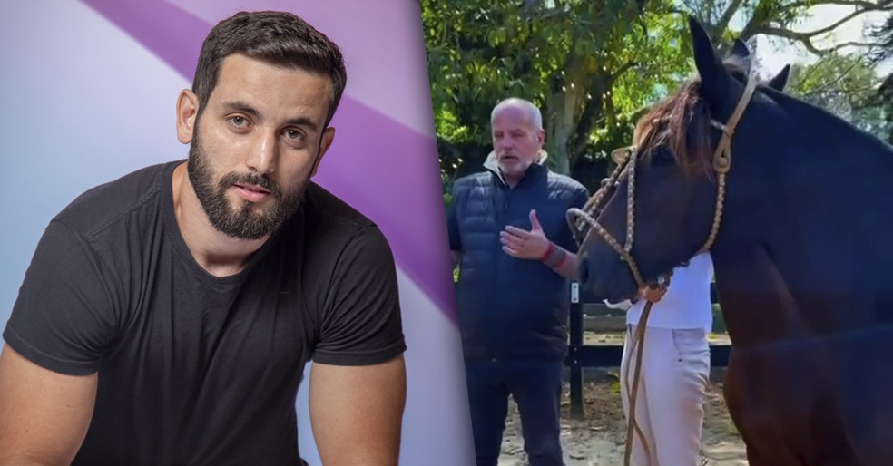 Diretor Jayme Monjardim presenteia Matteus, do BBB 24, com dois cavalos — Foto: Globo