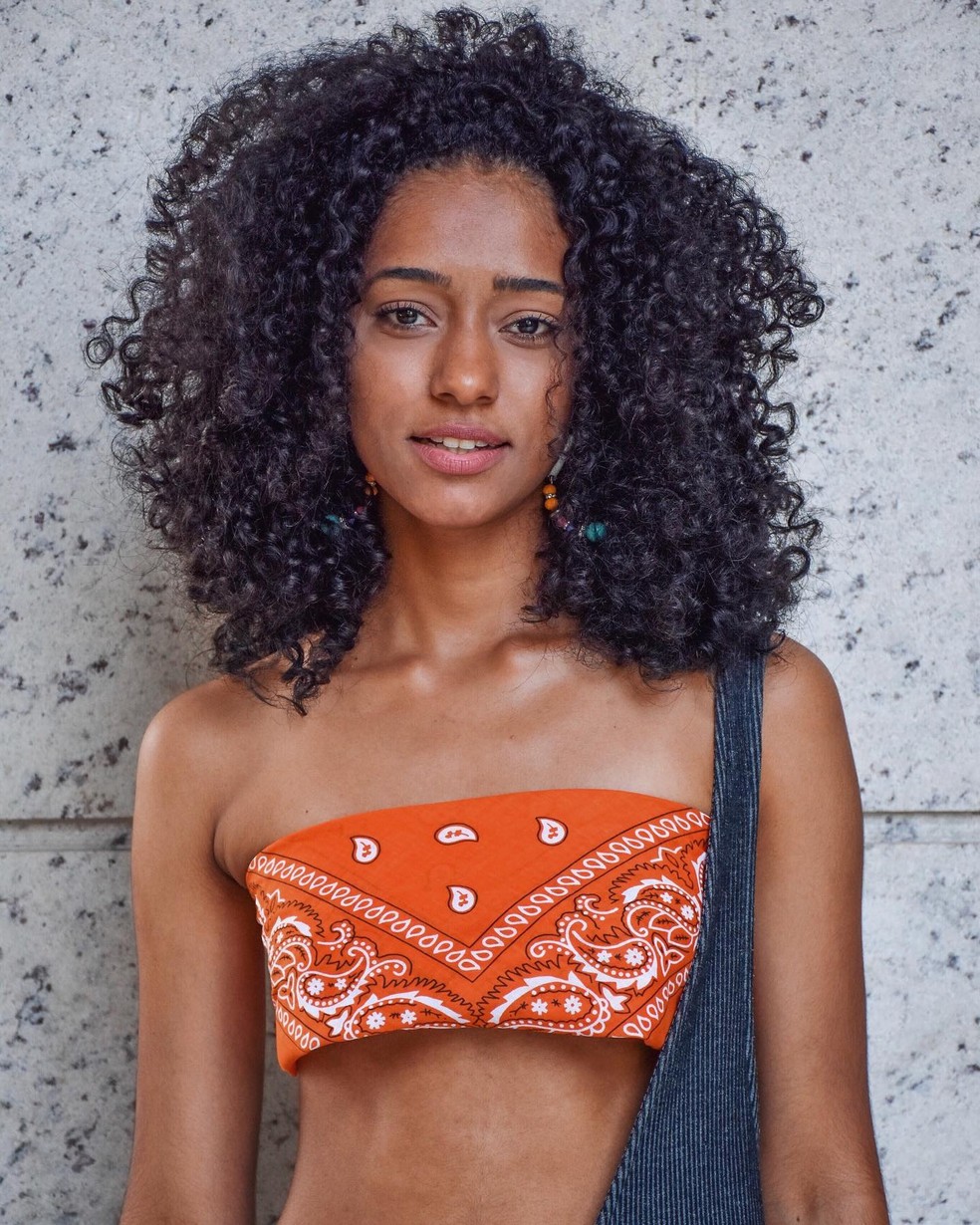 Seus cabelos cacheados eram disputados para campanhas de xampu — Foto: Reprodução Instagram