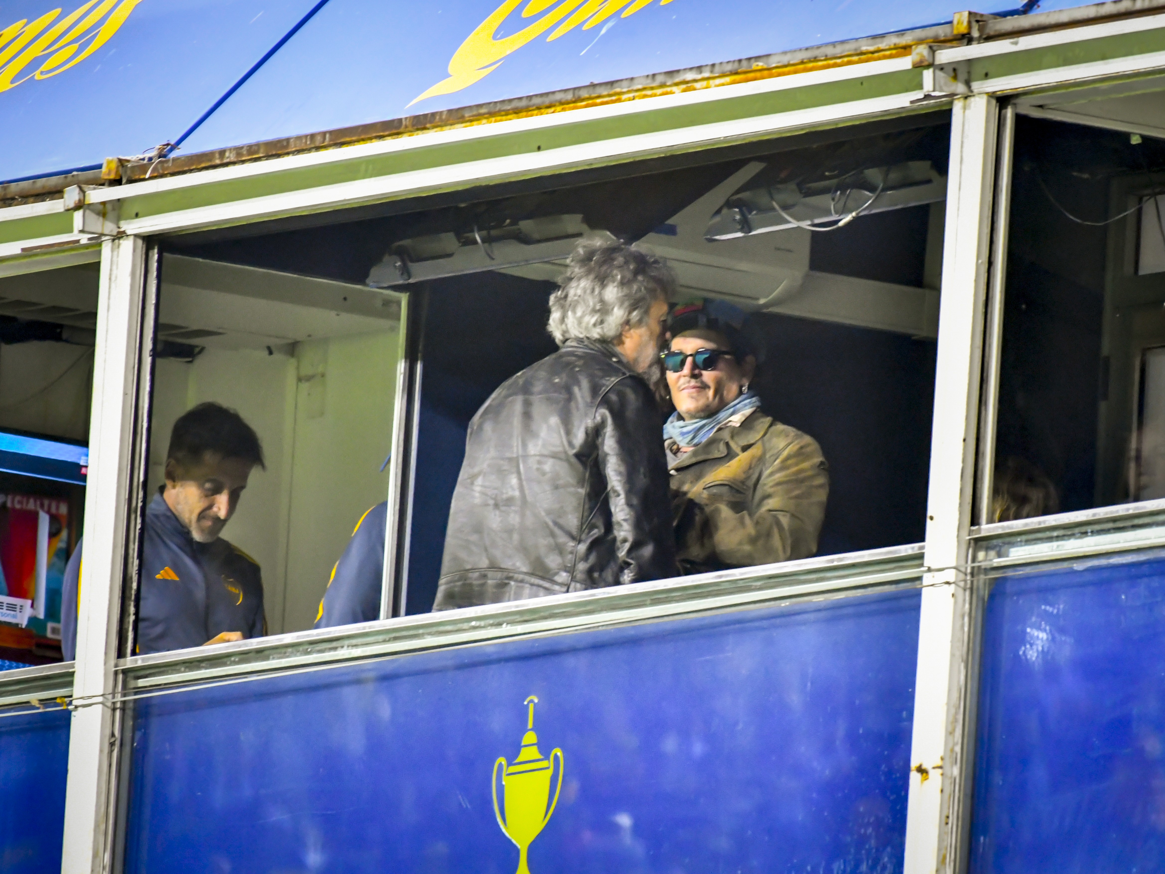 Depois de Dua Lipa, Johnny Depp assiste jogo do Boca Juniors na La Bombonera