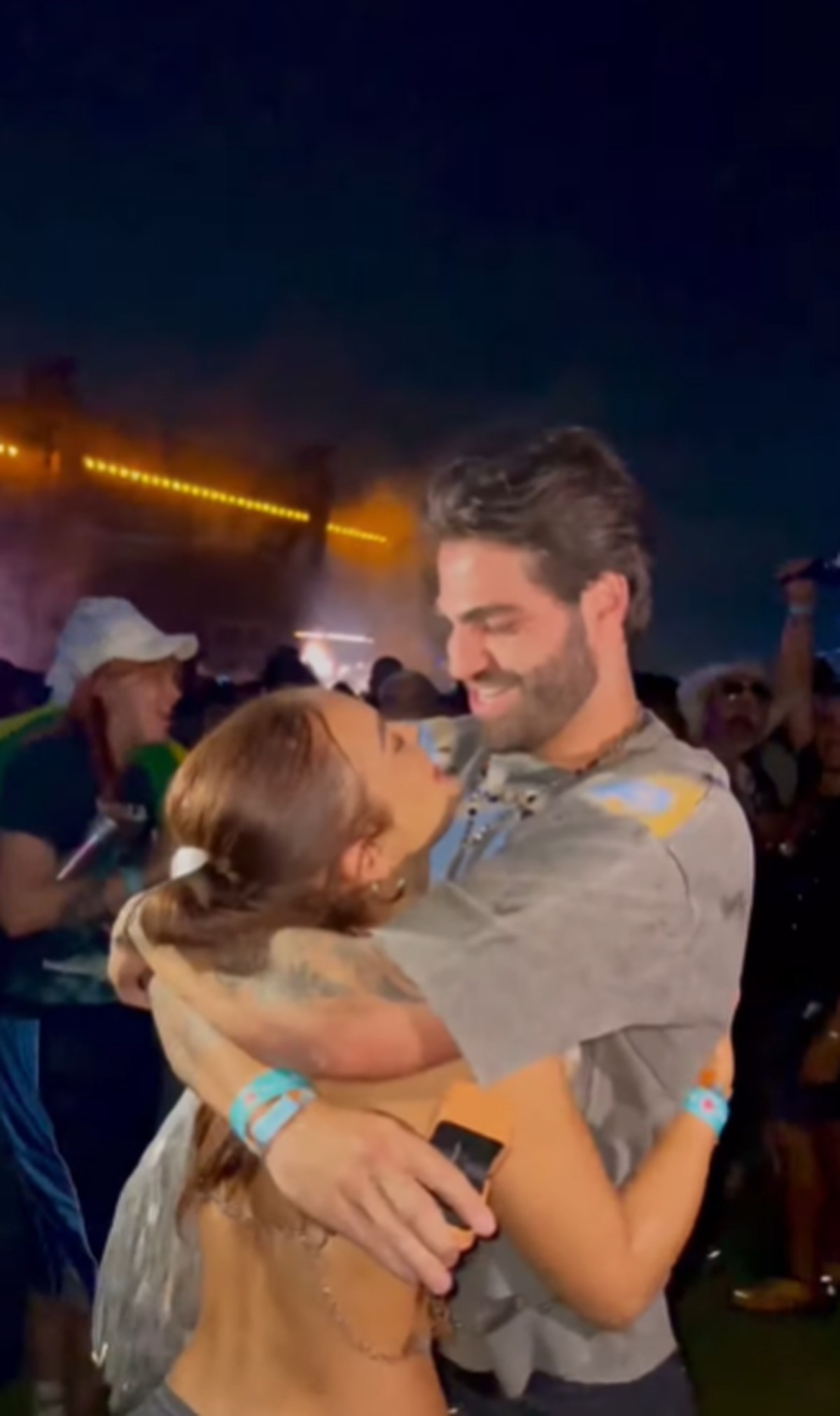 Larissa Santos, ex-BBB 23, compartilha pedido de namoro de DJ Netto no Coachella: 'Mil vezes sim'