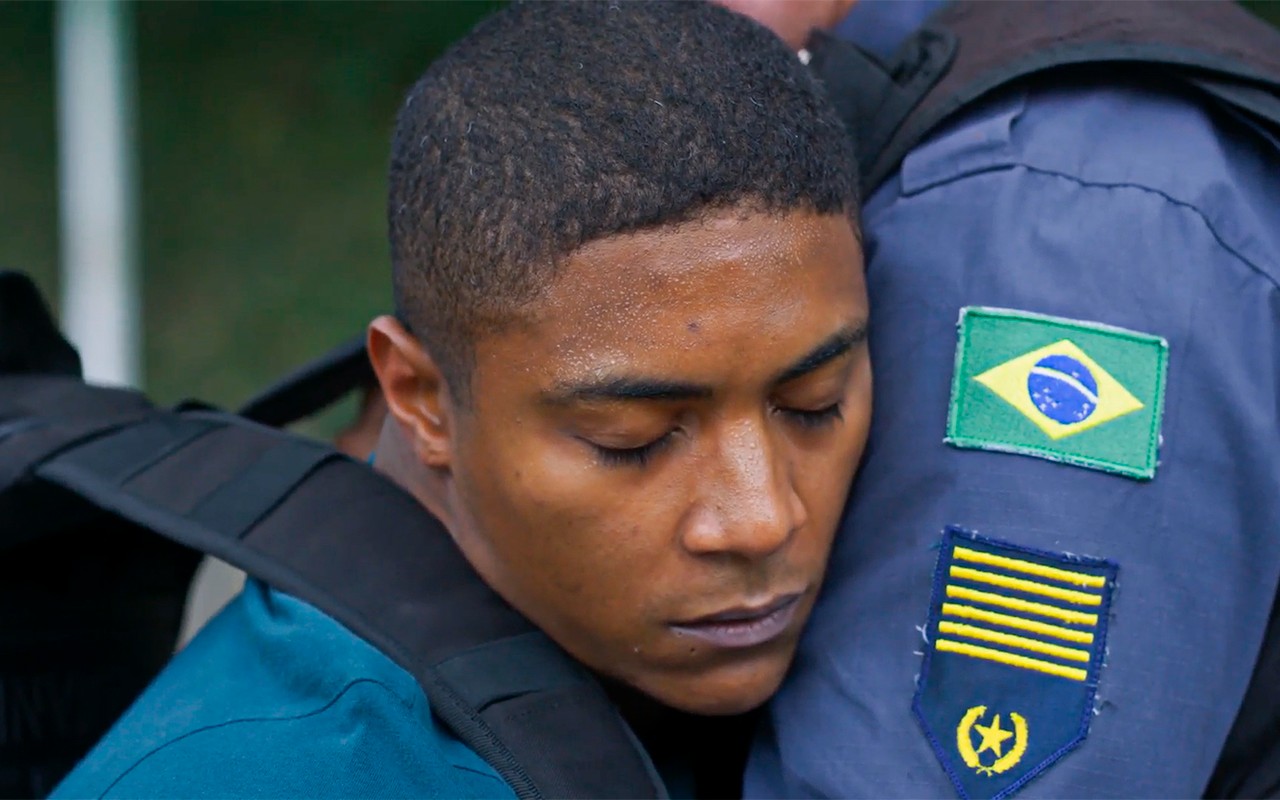 Dona de Mim: Marlon tem crise de ansiedade e desmaia no batalhão de polícia