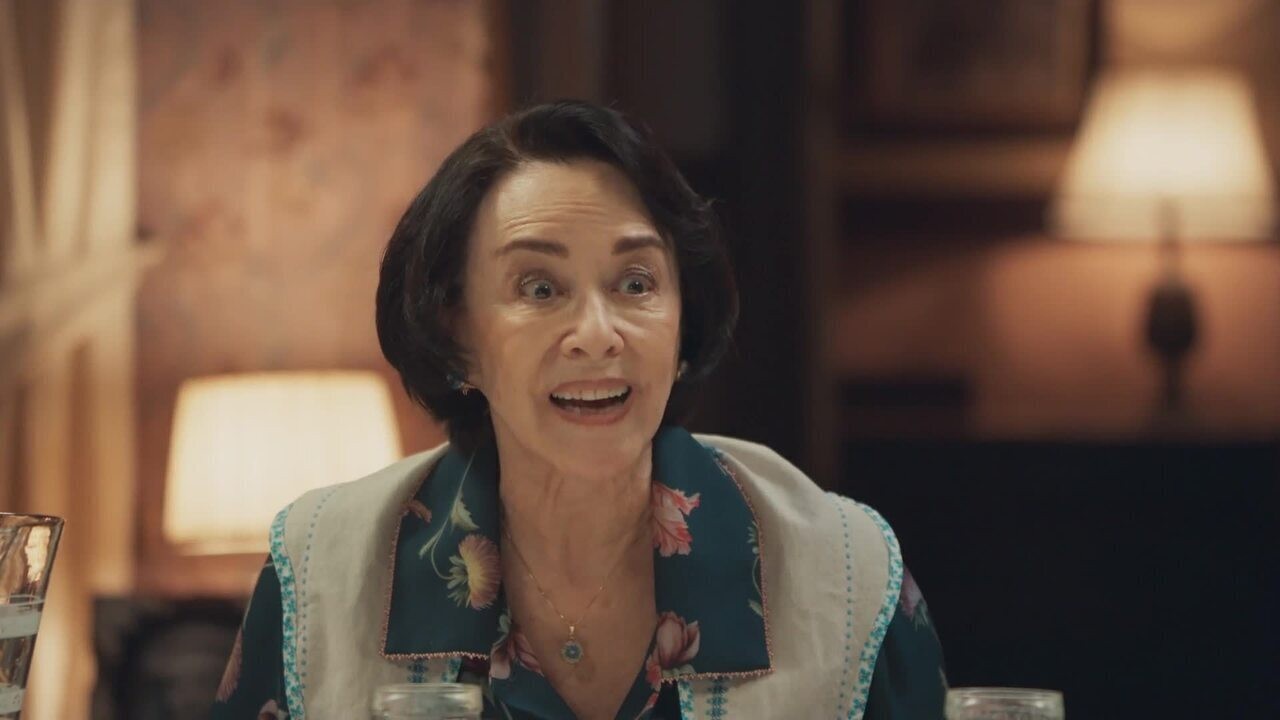 Veja Margarida, personagem de Nivea Maria, caracterizada como homem em Êta Mundo Melhor!