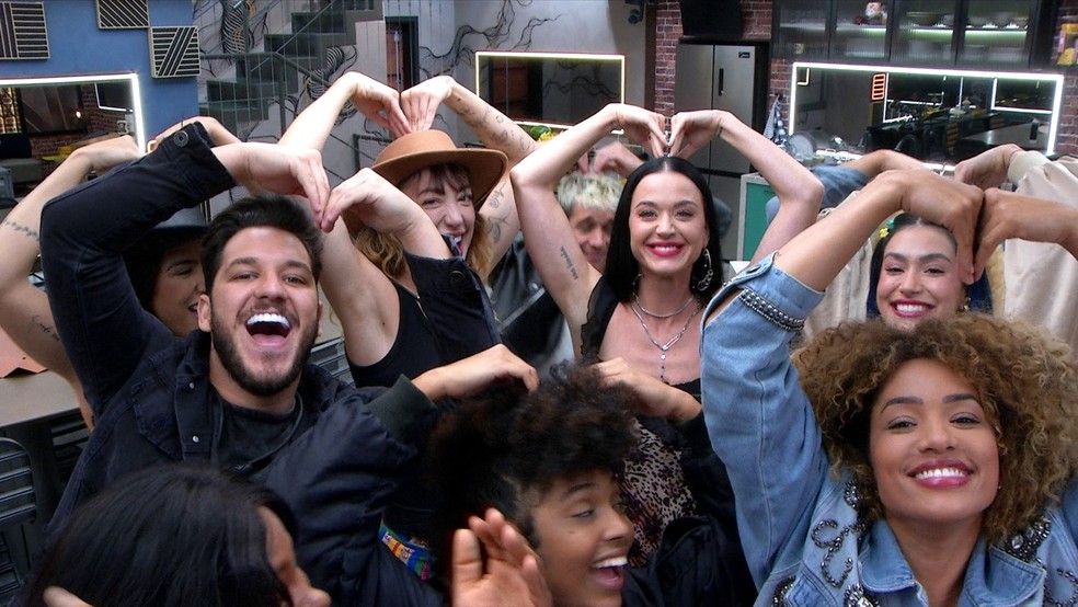 Katy Perry canta 'Teenage Dream' com participantes do Estrela da Casa — Foto: Globo