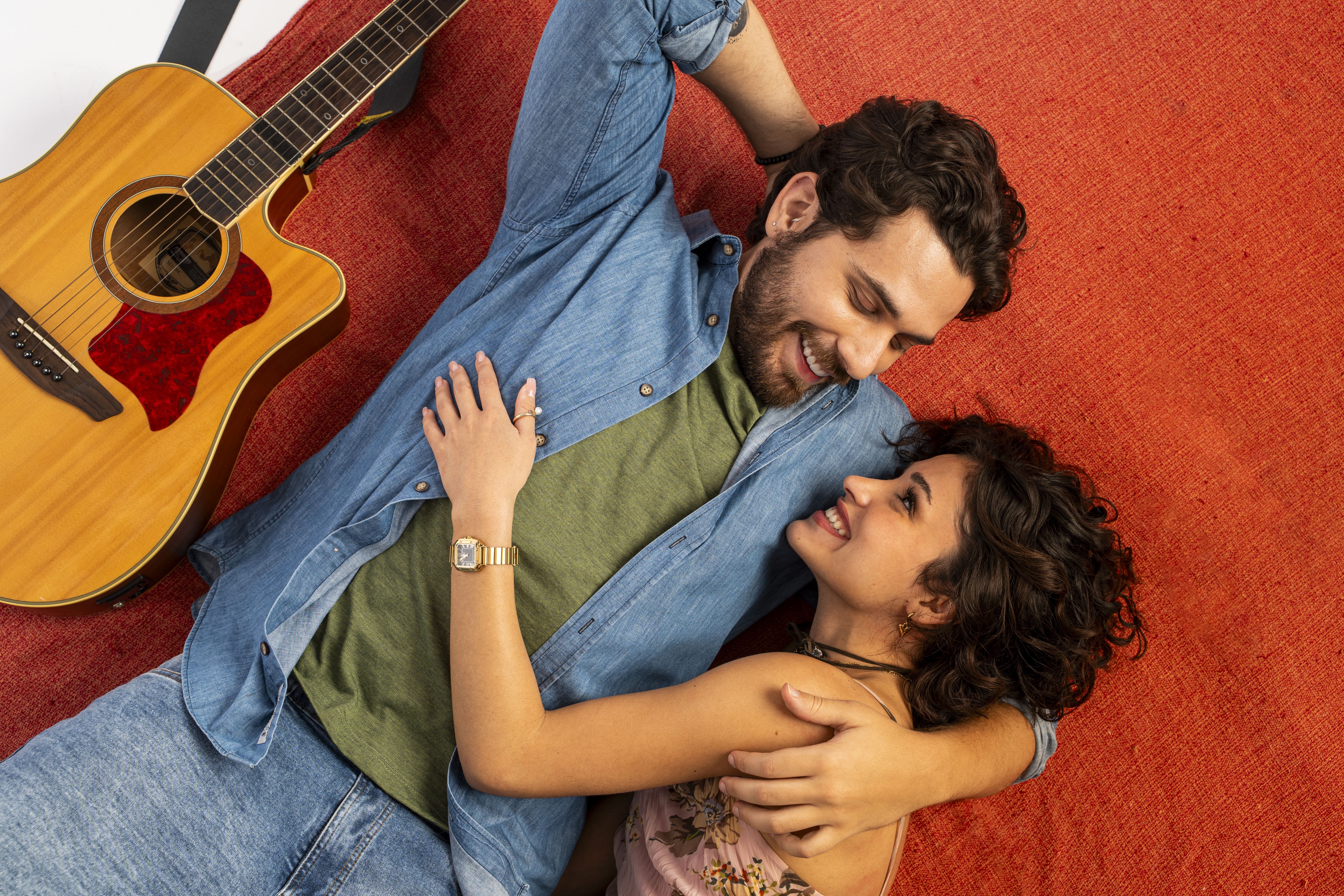 O que é uma novelinha? Saiba mais sobre o formato de Cinderela e o Segredo do Pobre Milionário