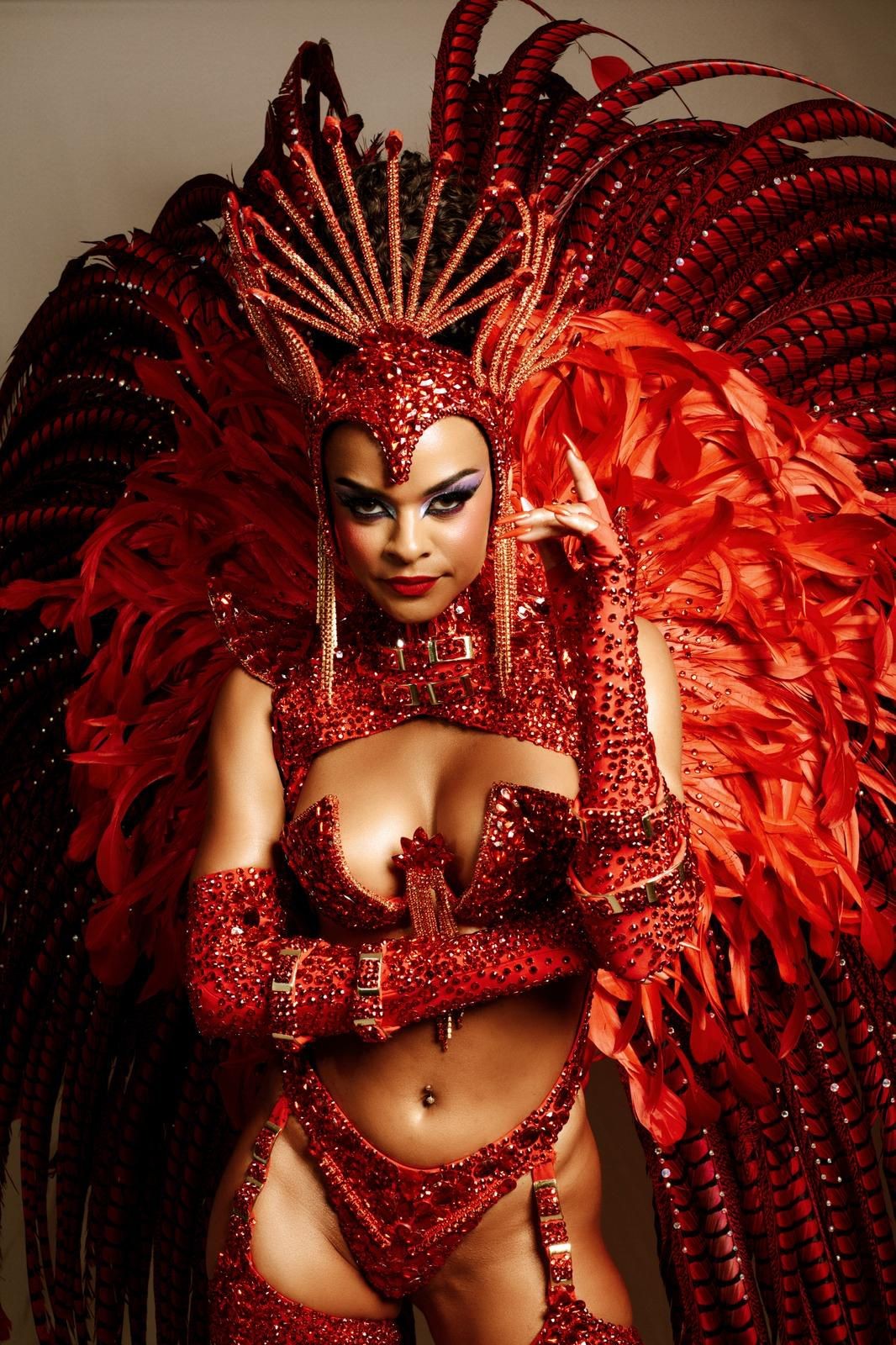 Anny Alves brilha na Sapucaí com look de fetiche e mensagem de empoderamento: 'Grito de liberdade'