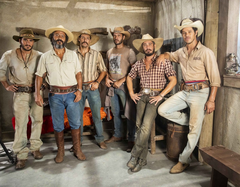 Em Pantanal: José Leôncio ( Marcos Palmeira ), Tadeu ( José Loreto ), Tibério ( Guito ), Levi ( Leandro Lima ), Trindade ( Gabriel Sater ) e João Zoinho ( Thommy Schiavo ) Globo/João Miguel Júnior — Foto: Globo