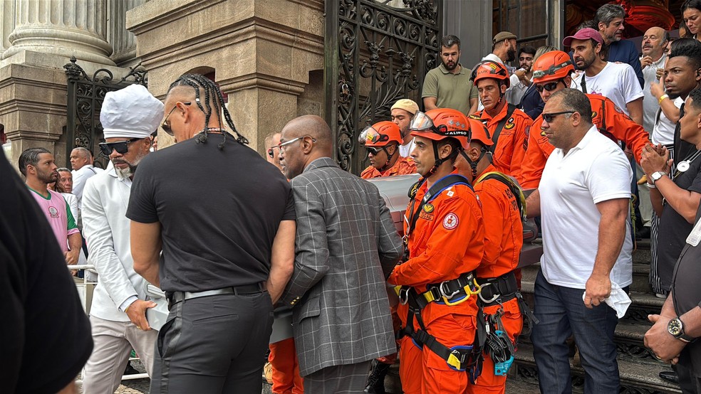 Caixão de Preta Gil é levado por Carlinhos Brown e Francisco Gil — Foto: gshow