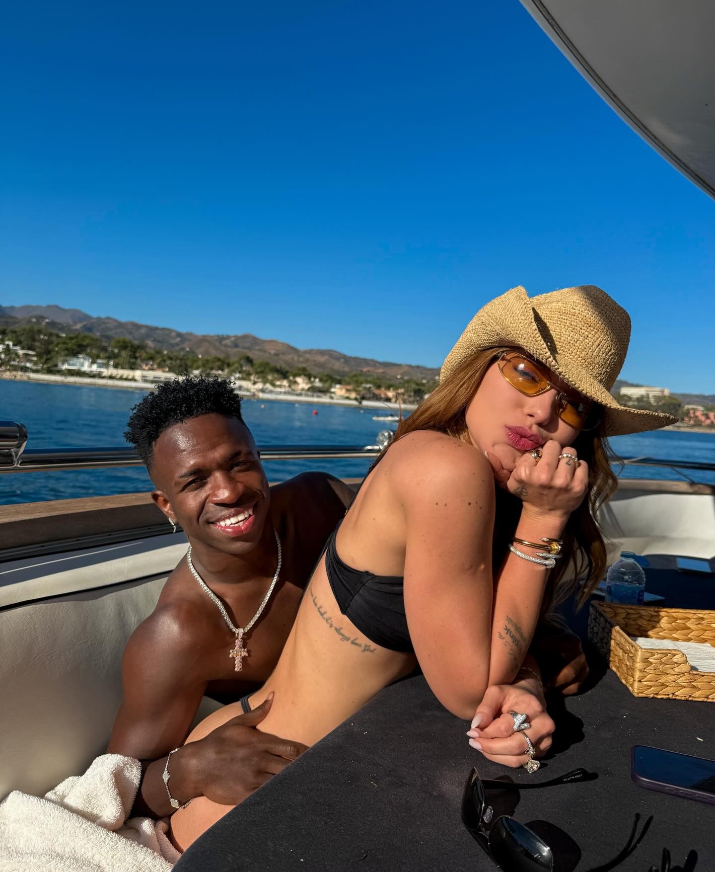 Virginia compila registros com Vini Jr. e se declara em post: 'Sou feliz com você'