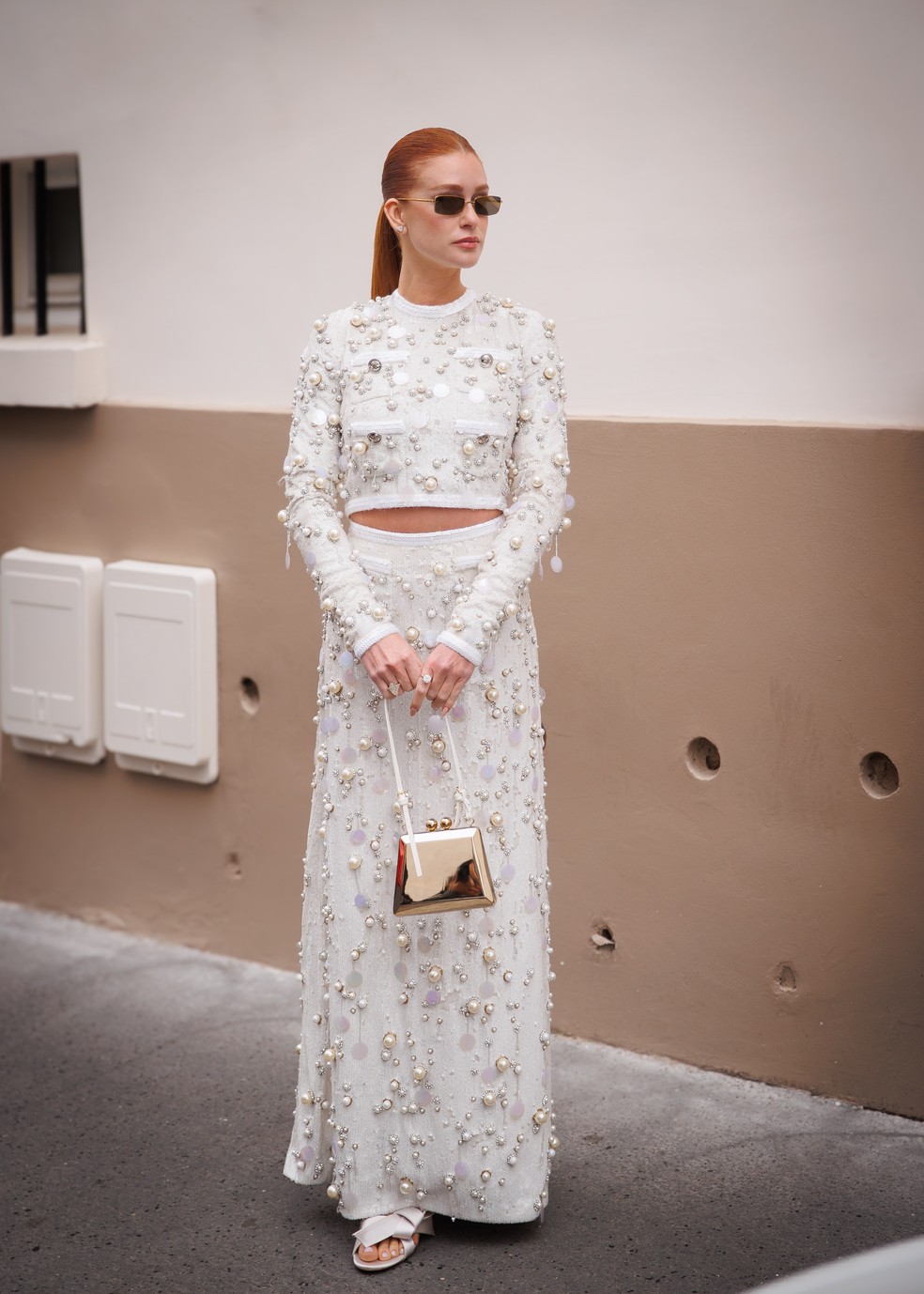 Marina Ruy Barbosa chega com look cravejado de pérolas — Foto: Brazil News