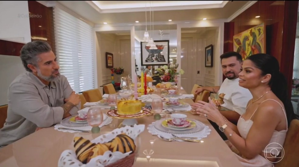 Mesa de mármore e quadros decoram sala de jantar de Xand Avião — Foto: Reprodução