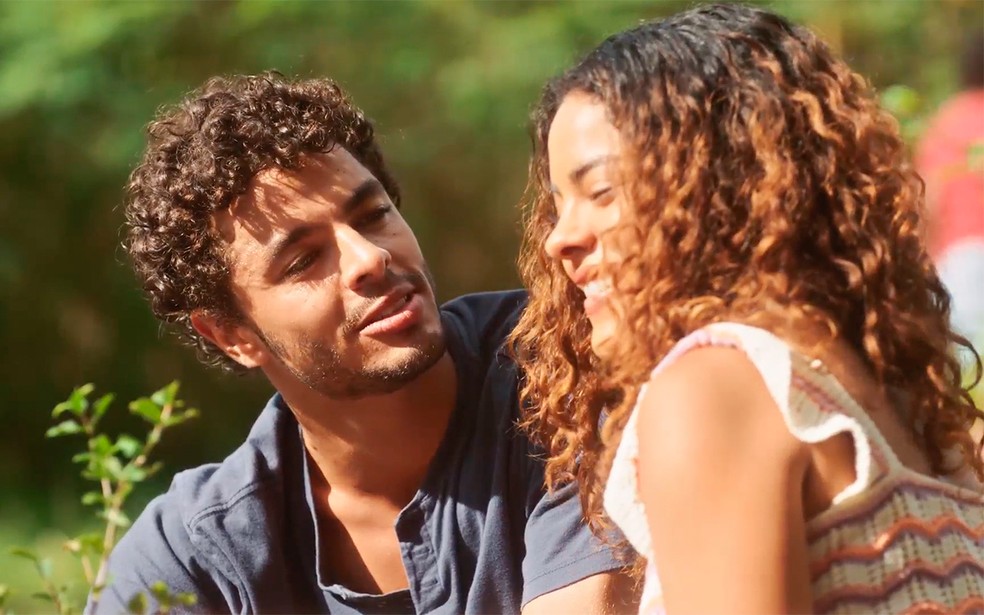 Eduardo comemora namora com Jenifer em Vai na Fé — Foto: Globo
