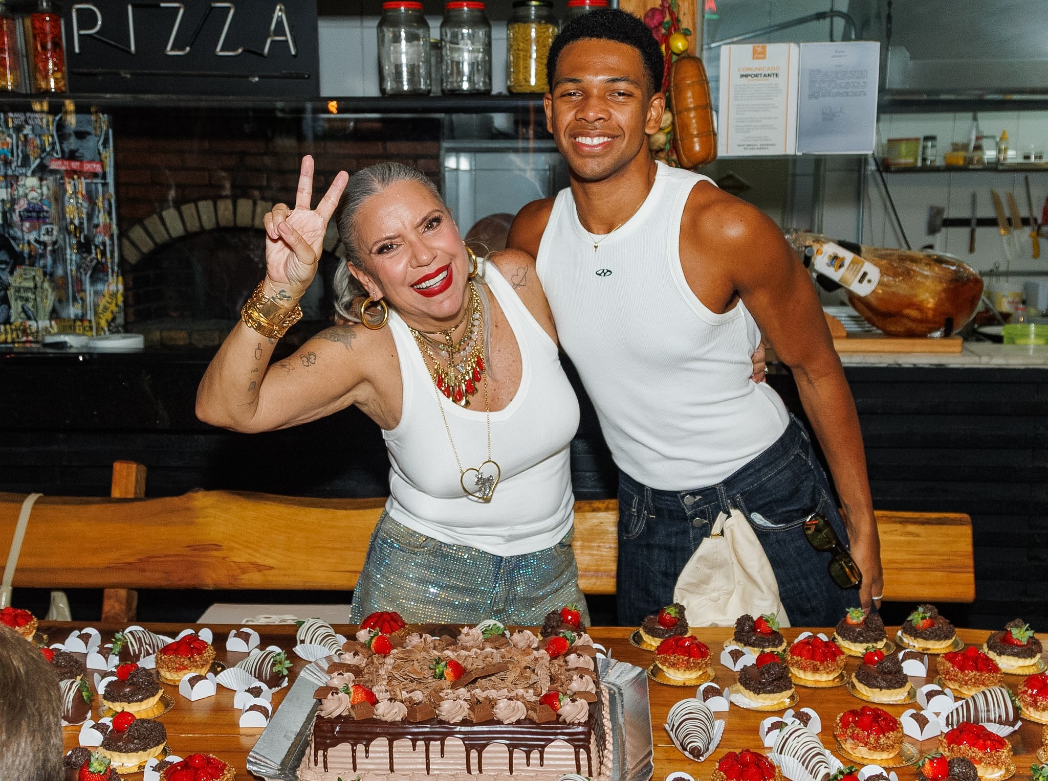 Astrid Fontenelle comemora 65 anos ao lado do filho e de amigos famosos