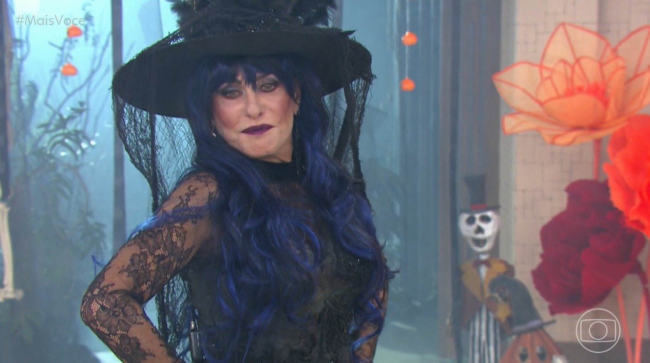 Ana Maria Braga entra no clima do Halloween e chega ao Mais Você com fantasia de bruxa