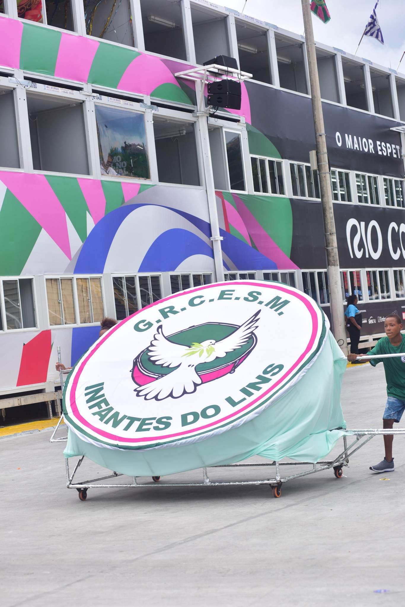 Escolas Mirins desfilam no Rio de Janeiro; Sabrina acompanha Zoe na Herdeiros da Vila