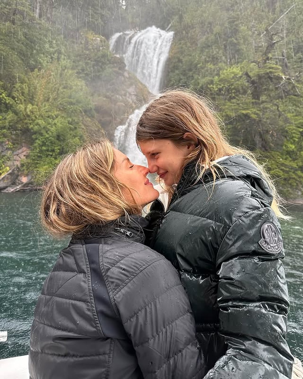 Gisele Bündchen é vista pela primeira vez com seu bebê após dar à luz — Foto: Reprodução/Instagram