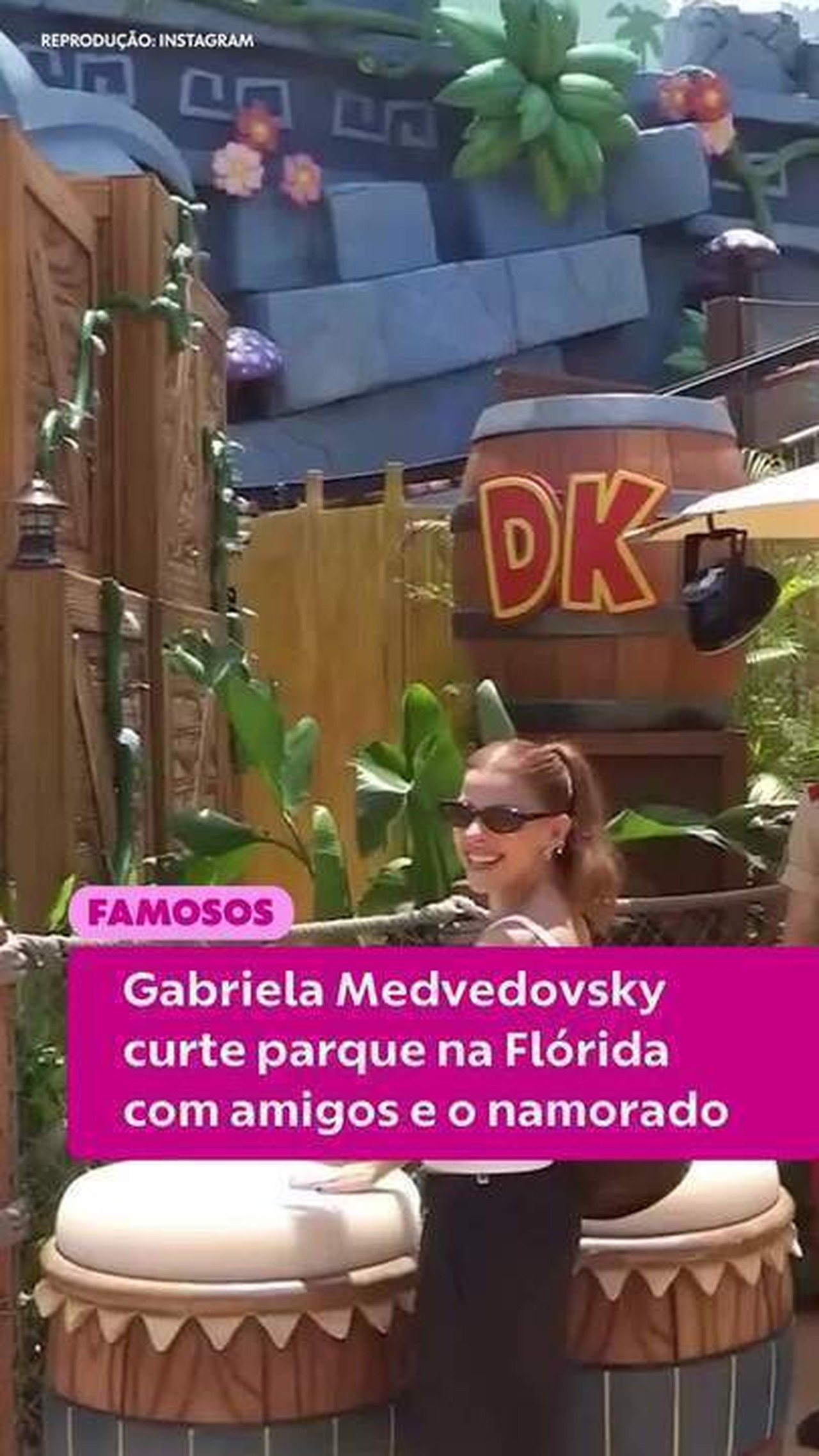 Gabriela Medvedovsky curte parque na Flórida após o fim de Três Graças com o namorado