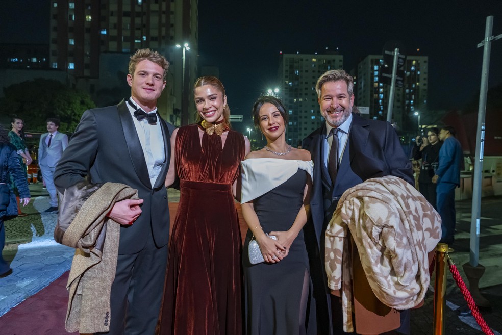 Três Graças: Pedro Novaes, Grazi Massafera, Andreia Horta e Murilo Benício — Foto: Globo