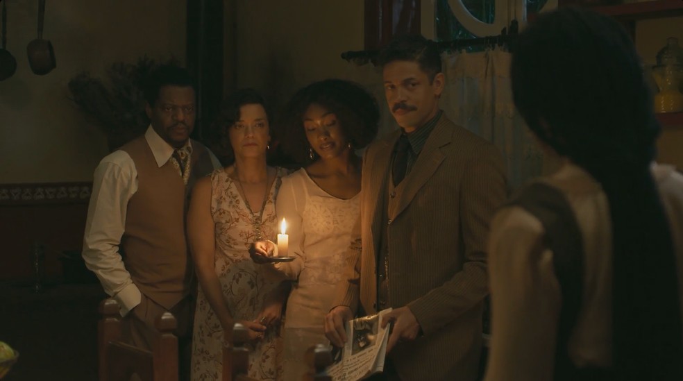 A Nobreza do Amor: Onildo mostra jornal com notícia de morte de Nilo Peçanha — Foto: TV Globo