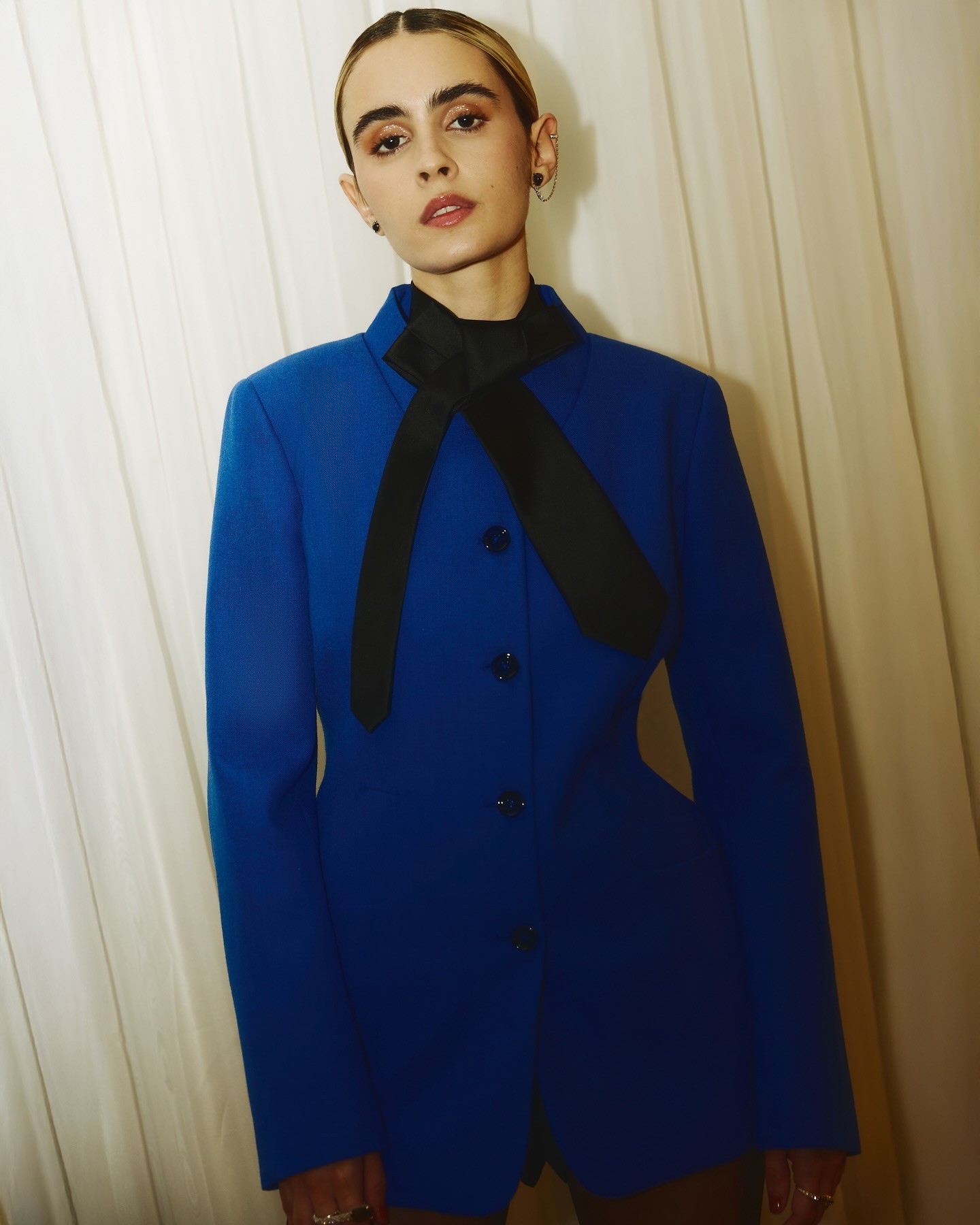 Valentina Herszage usa blazer grifado com gravata 'desconstruída' para o Altas Horas