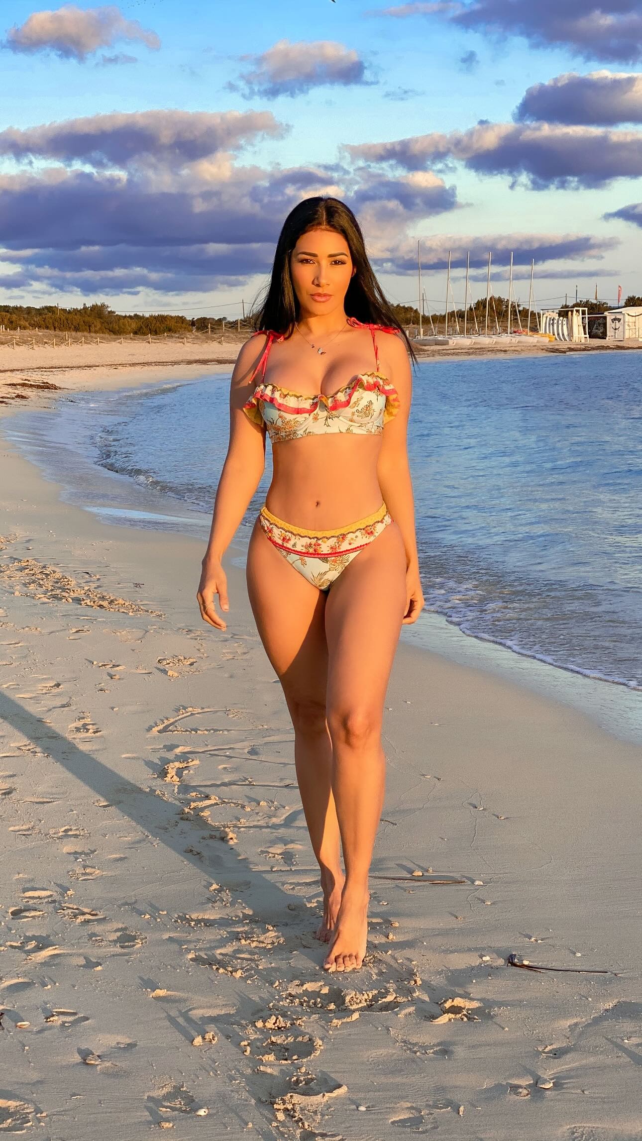 Discreta nas redes sociais, Simaria posa deslumbrante de biquíni