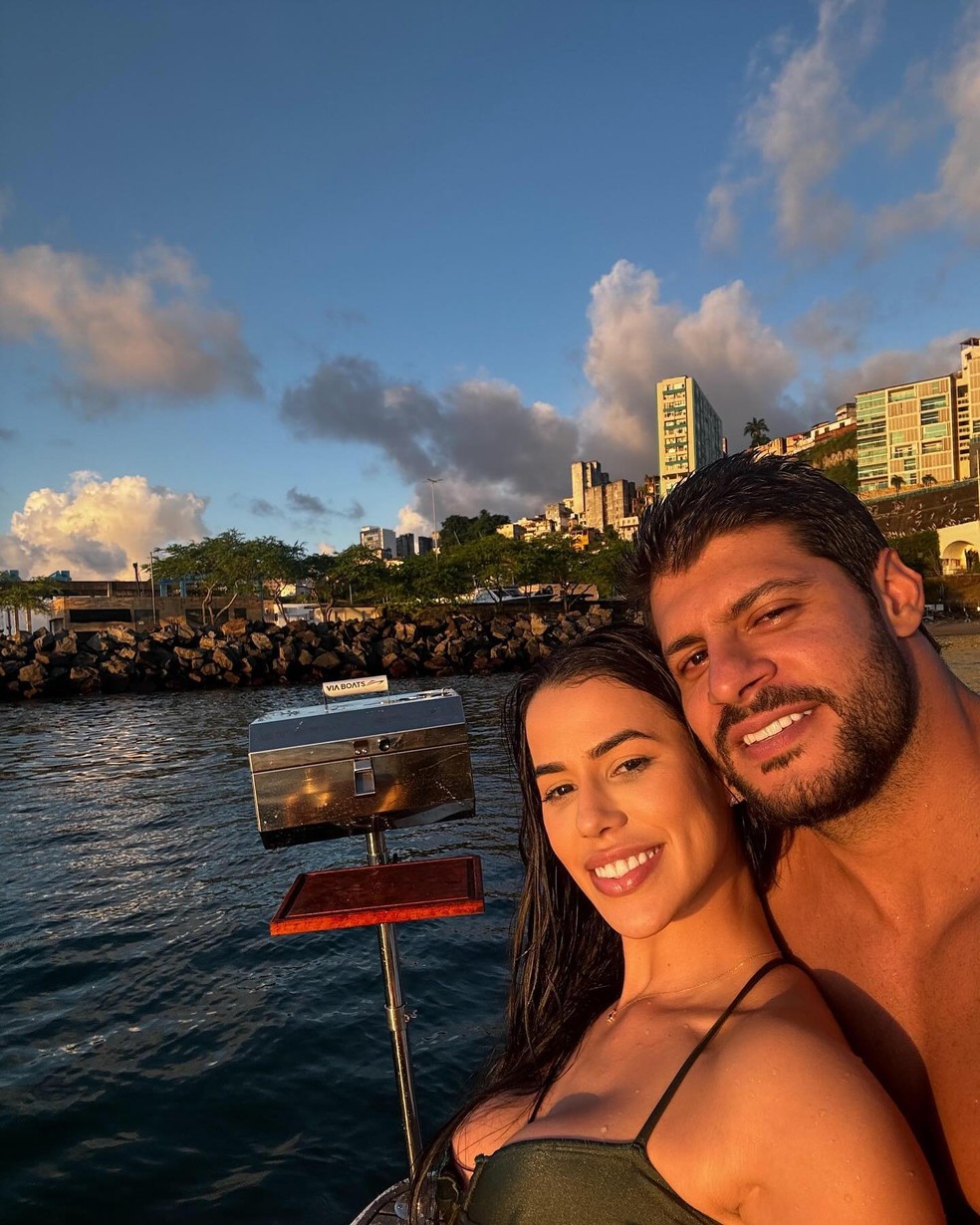 Larissa Tomásia recebe mensagem de aniversário do namorado Plínio Simões — Foto: Instagram