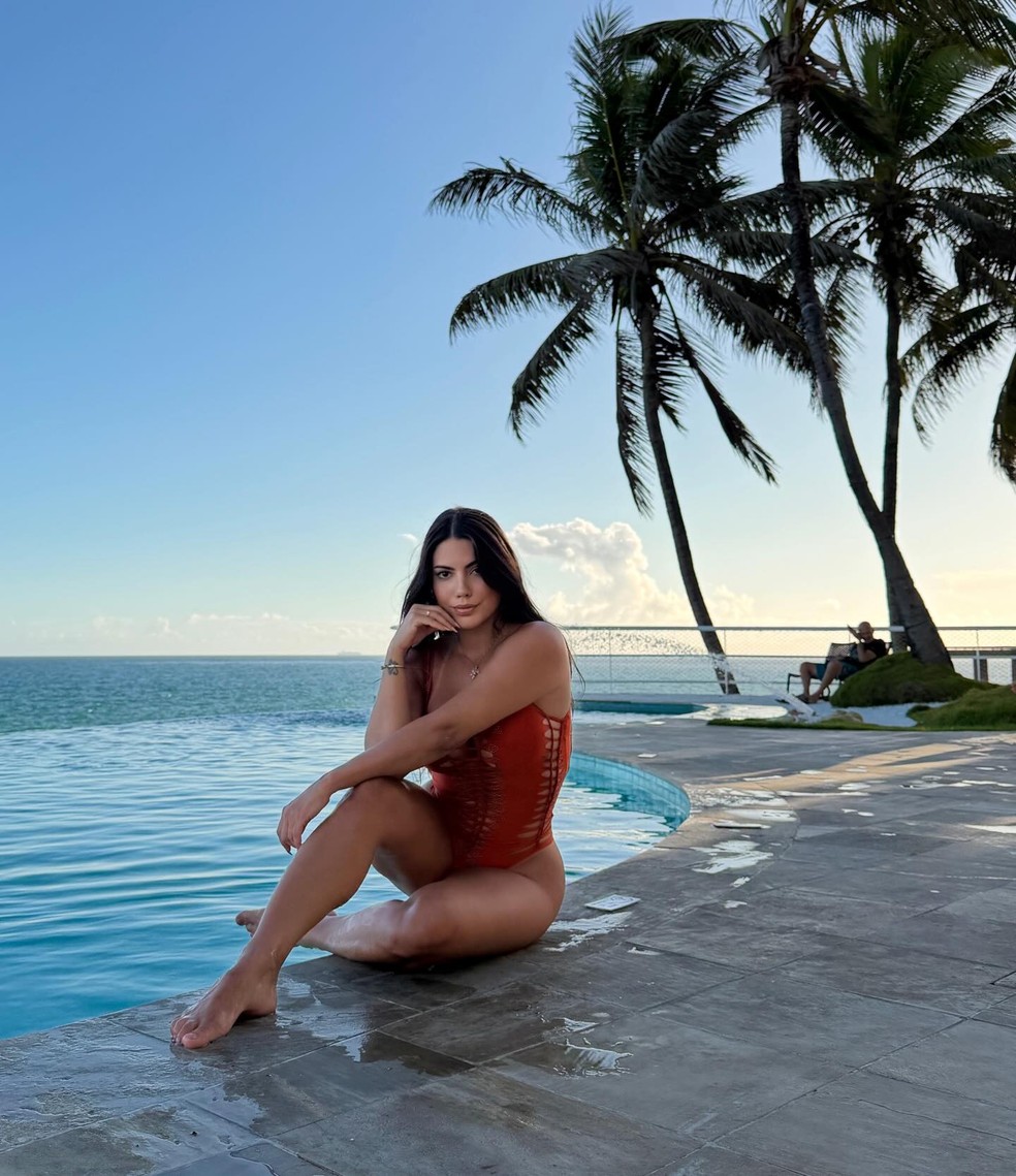 Fernanda Bande mostra boa forma em foto na praia — Foto: Reprodução/Instagram