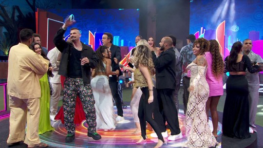 Tadeu Schmidt é 'flagrado' dançando com brothers na volta do intervalo da Final do BBB 24 - Programa: Big Brother Brasil 