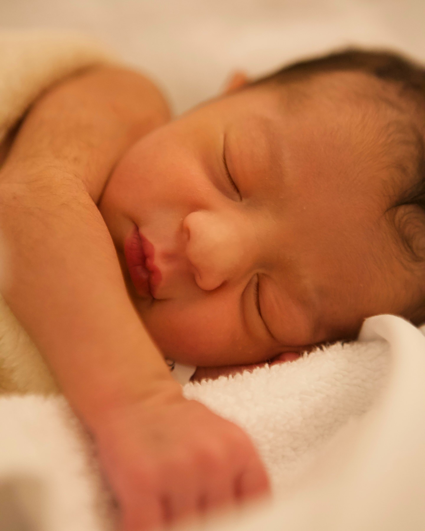 Lucy Ramos apresenta a filha recém-nascida, Kyara: 'Oi, prazer'